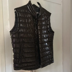 Hugo boss väst - Hugo boss väst, strl M, mörkbrun glansig. Använd fåtal gånger.