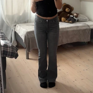 ONLY jeans  - Grå jättesköna jeans från ONLY, storlek L/32. Säljer pga fel storlek, använda en gång! 