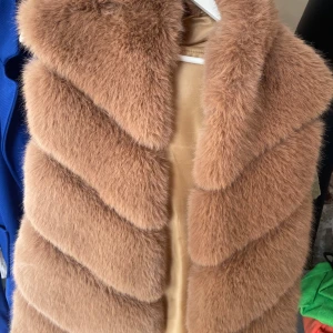 Fluffig väst  - Jätte fin väst i ny skick 