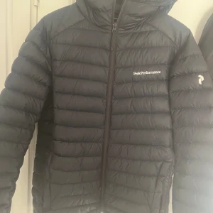 Peak Performance jacka  - Hej säljer en Peak Performance jacka som är helt ny har använt den bara några gånger 