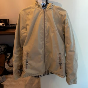 Butberry windbreaker  - Hej! säljer en burberry windbreaker, köpte på second hand i malmö. Finns inget fel på den. Hör av er ifall ni är intresserade och pris kan gå ner vid snabb affär