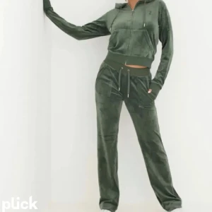 Grön sammet hoodie - Säljer en supermjuk och bekväm juciy settet i färgen grön  i sammet. Den är croppad och har en dragkedja framtill. Perfekt för en chill dag hemma eller en avslappnad utflykt. Passar perfekt till höst och vinter! Pris kan diskuteras