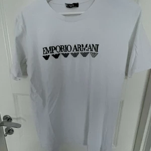 Armani t-shirt - Armani t shirt i storlek XL men passar den som har M i vanliga storlek