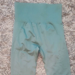 Sömmlösa leggings - Säljer ett par gröna leggings med hög midja. De är superbekväma och perfekta för träning eller en chill dag hemma. Materialet är stretchigt och mjukt. Endast provade.