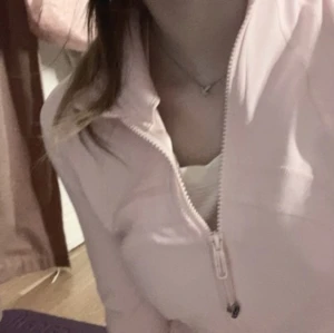 Lululemon delfine jacket  - Hej! Har en define jacket i storlek 6 och färgen strawberry milkshake skulle dock vilja byta till storlek 4 eller sälja och köpa rätt storlek.❤️ tyvvär har snodden på dragkedjan försvunnit så kommer sänka priset!