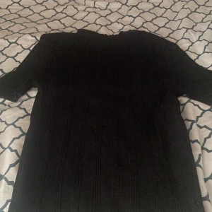 Svart zara tröja -  säljer denna zara tröjan på grund av att den inte används längre har använts en till två gånger är storlek L men passar som M köpte för 279 och säljs för 100 kr plus frakt har en vit också 🌸❤️ skriv vid intresse eller mer bilder