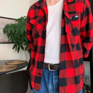 Dickies flannelskjorta - Säljer denna röda flannelskorta från dickies, i princip aldrig använd och perfekt till hösten, skicka ett meddelande om du är intresserad!