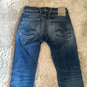 W 27 L 30 Replay - Säljer ett par mörkblåa Replay Anbass jeans, bra skick