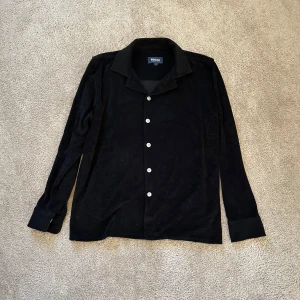 Terry skjorta  - Svart frotté (terry) skjorta från Nikben, storlek M. Aldrig använd. Pris: 250 kr.