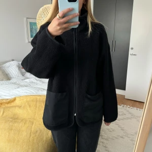 Tröja i pile H&M - Säljer denna mysiga tröja/jacka i pile från H&M. Storlek M. 