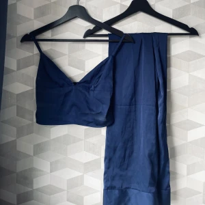 Pyjamas - Fin pyjamas ifrån Bikbok som är använd ca 2ggr, både byxorna o toppen är i Xs!!