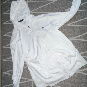 Ralph lauren zip - Ralph lauren zip i storlek M passar dock L mycke bättre. Givetvis äkta o har ni några frågor e d ba o höra av er🤙