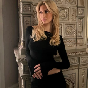 Tröja med öppen rygg - Säljer nu denna tröja från Lowa Widerbergs märke Alobha The Label. Den kostade nypris 550kr men säljer för endast 299kr! Har endast använt den på något enstaka tillfälle så den är i bra skick😊