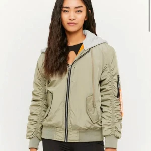 Bomber jacka  - Storlek Large ny aldrig använd