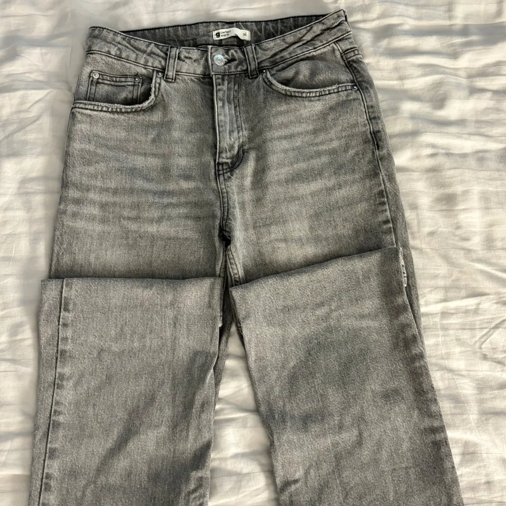 Grå bootcut low waist jeans från Gina, använd sparsamt så dom är i nyskick.   Nypris: 500kr  Pris kan diskuteras!. Jeans & Byxor.