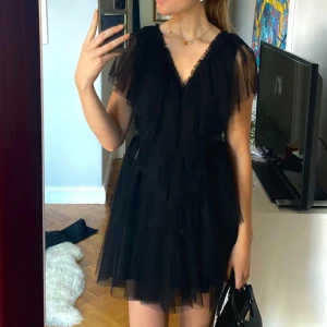 Ida Sjöstedt aurora klänning - Säljer min fina Ida Sjöstedt klänning som har använts vid två tillfällen men behöver nu ett nytt hem❤️ klänningen är i storlek xs men passar även 36! 