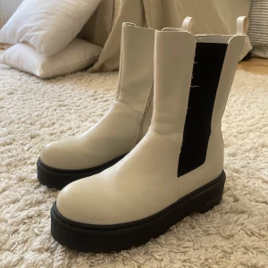 Höst boots  - Använda två gånger, bra skick, har bara små fläckar på sig som knappt syns🫶🏻