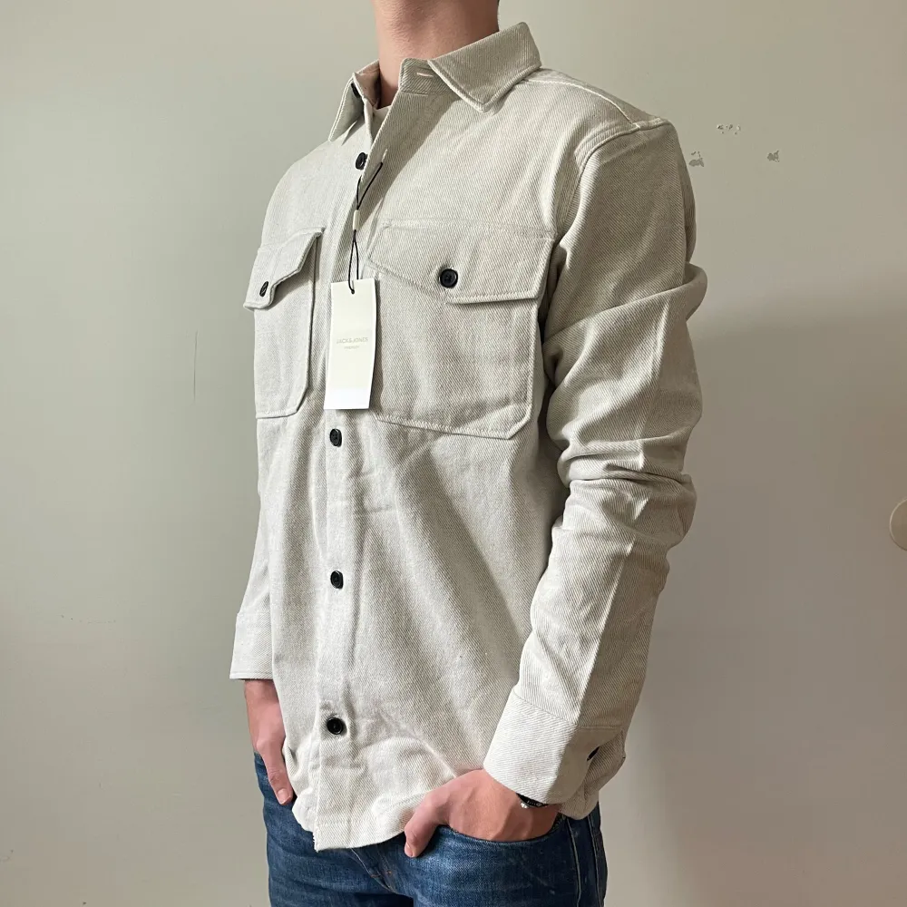 Beige overshirt från Jack and Jones, storlek M, helt ny. Pris 349kr, modellen är 174cm och 67kg, skriv vid fundering eller fråga 👀 . Skjortor.