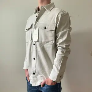 Beige overshirt från Jack and Jones, storlek M, helt ny. Pris 349kr, modellen är 174cm och 67kg, skriv vid fundering eller fråga 👀 