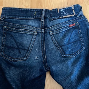 Vintage guess jeans - Snygga vintage jeans från guess i storlek 31. Rak modell med låg midja.  Innerbenslängd: 79 cm. Midjemått: 40 cm. Skriv om du har frågor eller vill ha fler bilder 🤍