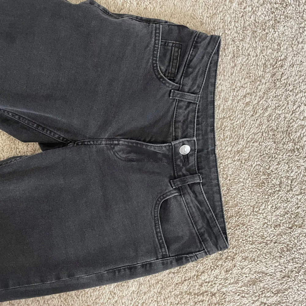 Säljer ett par snygga svarta bootcut jeans. De är som nya och perfekt skick då varan bara är använd en gång. De är köpta på Hm och märket är H&M’s egna (Divided)💗. Jeans & Byxor.