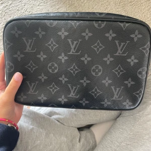 Louise Vuitton necessär  - Så snygg LV necessär i superbra skick, finns också box med som tillkommer! Köpt ny för 8000, nästintill aldrig använd. Så väldigt bra pris. Givetvis äkta