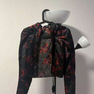 Kort blazer  - Använd 2 gånger. Passar till många outfits. 