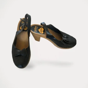 Swedish hasbeens skor - Klackar från Swedish Hasbeens, modell Mimmi.  Storlek: 40 Material: Skinn trä Nypris: 3500 SEK Använd, men utan anmärkning.