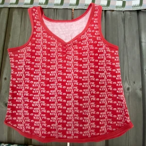 Röd topp linne - En cool röd topp som jag säljer då jag inte använder den längre☺️ Vet tyvärr inte vilket märke det är då det inte stod någon lapp på den.  Skulle gissa på storlek XS-S. Skriv till mig för mått!☺️