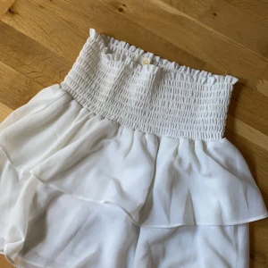 Volangkjol🤍 - Jättesöt volangkjol från Chelsea, mycket bra skick, inga defekter, pris kan diskuteras! 