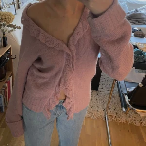 Världens finaste kofta - Rosa stickad kofta med volanger och ett knäppe! Så så så fin men kommer aldrig till användning hos mig🩷