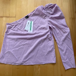 Topp 42 - Storlek 42 oanvänd pris 200kr