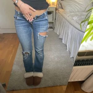 Low waist lee jeans  - Säljer dessa så fina jeans men de är tyvärr för små🥺Det är några små färgfläckar på de skriv privat för fler bilder på de. Midjemåttet rakt över är 36 , hör av er om ni är intresserade eller har frågor !!❤️