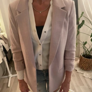 Kavaj - HM - Säljer denna helt nya kavaj från HM med prislapp kvar, kom privat vid mer funderingar 🙏