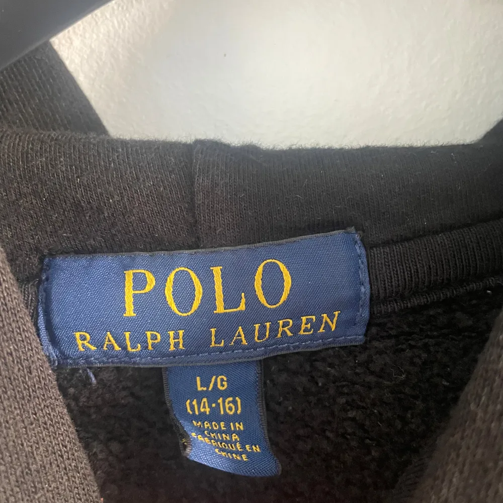 Säljer min riktigt snygga polo bear hoodie av ralph lauren. Riktigt nice nu till vintern! Skick 9/10 knappt använd.. Hoodies.