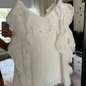 Världens snyggaste linnen  - Säljer dessa as snygga linnen i både vitt och svart, jag älskar mönstret på dem och dem passar till allt då dem är så eleganta. Den svarta är i storlek M och den vita i storlek L. Jag har vanligtvis xs men gillar att dem hänger lite över höften 