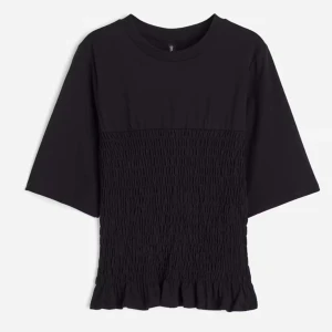 Trendig topp - Säljer dessa (har 2 st) så fina toppar från H&M som är jättetrendiga!! Har prislapp kvar och är helt nya! 