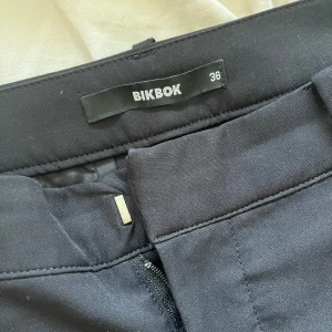Lågmidjade kostymbyxor - Lågmidjade kostymbyxor från bikbok. Det är normal längden alltså inte petite eller tall. Mått: 36 cm och 82 cm
