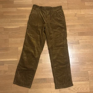 Bruna Carhartt manchesterbyxor - Bruna Carhartt manchesterbyxor, storlek W30 L32, nytt skick använda enstaka gånger (pris kan diskuteras)