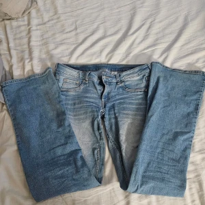 Jeans - Fina jeans, nedsydda så dom blir mer lågmidjade