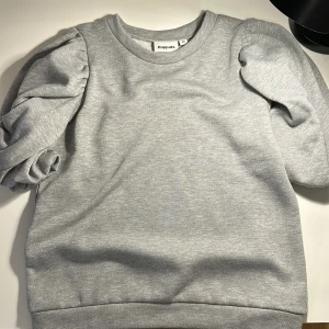 Tjocktröjan - En liten tjockare kort ärmad tröja! Har använt en gång! Den hr lite glitter i på sig men det e menat så!