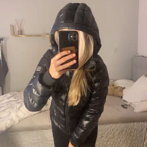 Peak performance jacka - Hej! Jag kollar om någon skulle vara intresserad av att köpa denna jacka! Jag köpte den från Plick väldigt nyligen men den var lite för stor tyvärr. Den har en liten defekt som verkligen inte syns, visar på sista bilden!💕storlek 170 alltså ungefär S
