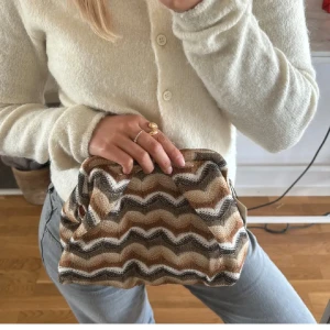 Beck Söndergaard clutch bag  - Säljer min helt oanvända Beck Söndergaard clutch bag med prislapp kvar💗