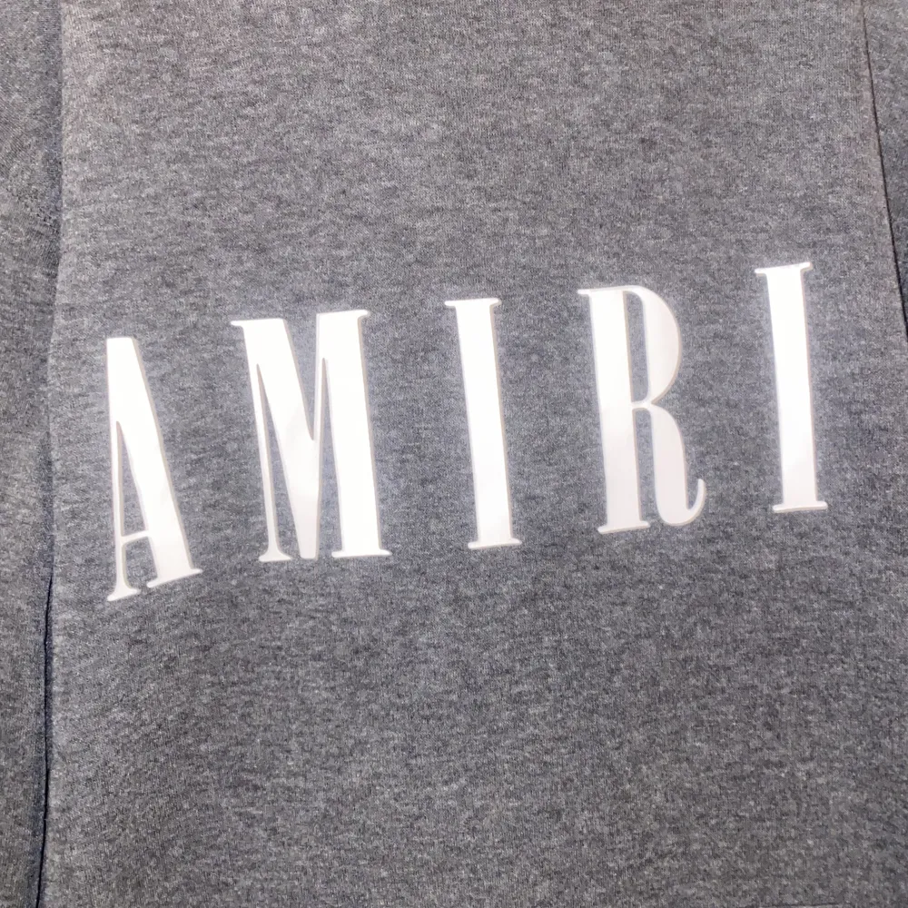 Säljer en Amiri Hoodie i en fin mörkgrå färg , storlek M den var lite för stor för mig den har inte använts alls . Köpte av någon från Plick.. Hoodies.