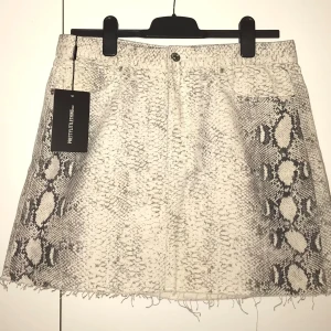 Ormskinn jeanskjol - Urläcker ormskinnskjol i jeanstyg, oanvänd med prislapp kvar, storlek M. Köpt på Asos 🤍