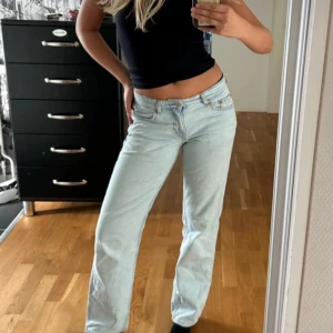 Lågmidjade jeans - Snygga raka jeans! Bra skick 😁🙏🏼 Riktigt skön passarform. Jag är 170cm med långa ben.  Stl; W27/L32