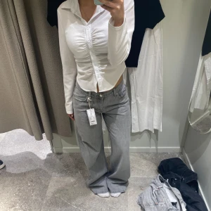 Low wide gråa jeans - Ett par snygga low wide gråa jeans från gina tricot, använda bara ett par gånger