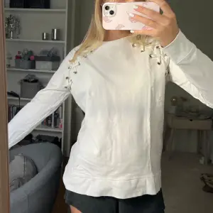 Snygg vit sweatshirt från Stradivarius med snörning vid axlarna. Mycket bra skick! ❤️❤️