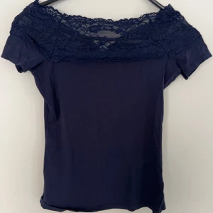 Off shoulder spets topp  - Säljer även en i vitt! Den super populära Off shoulder  spetstoppen. Storlek S. Köp sker via köp nu, jag postar inom 24h. Kvar tills markerad såld 