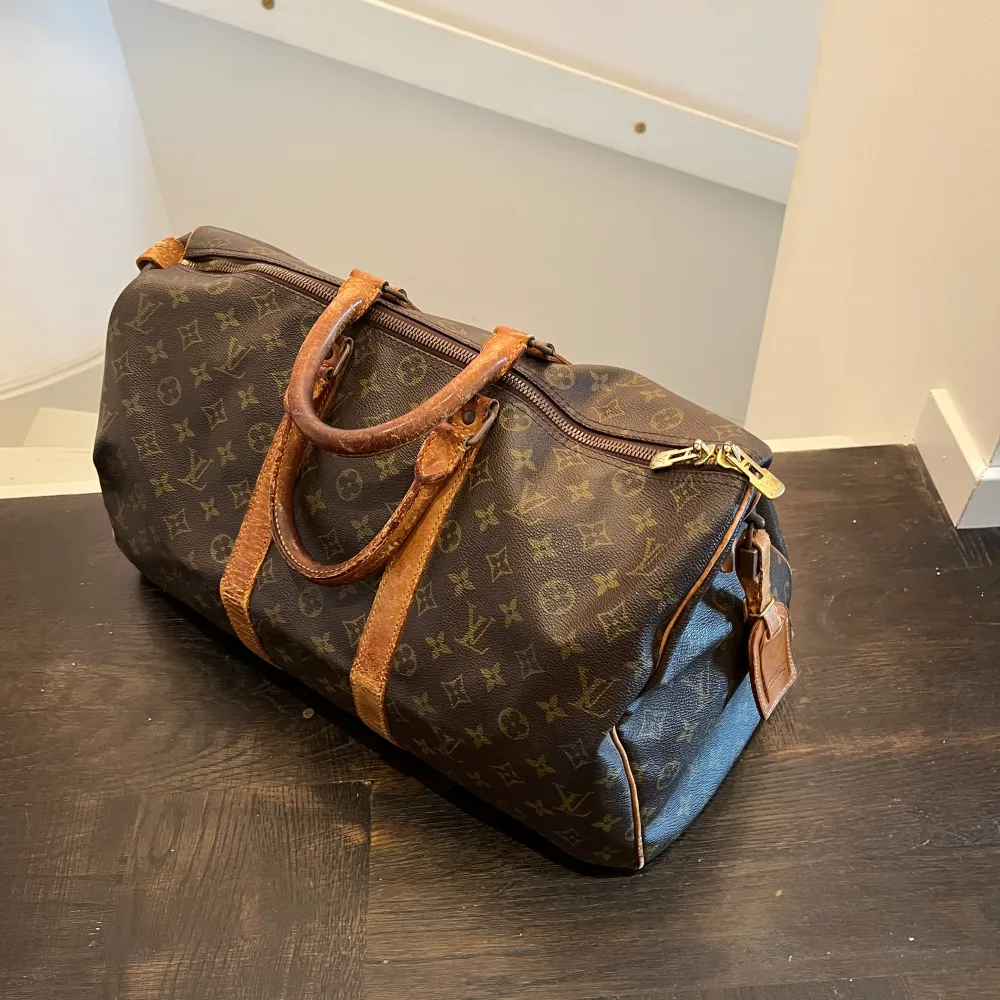 Hej säljer nu min gamla lv keepall( såklart ÄKTA)  i storlek 50, väska än i riktigt bra skick men nyckeln till nyckellåset är borta tyvärr, har du några frågor ellerfunderingar hör av dig . Väskor.